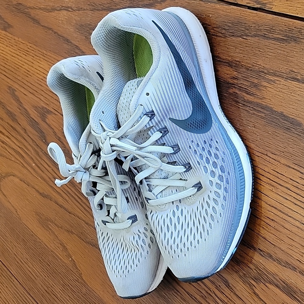 Mike tennis shoes